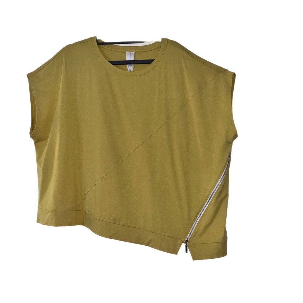Chic Women's yellow Top with Asymmetrical Zipper NWOT - Picture 2 of 8